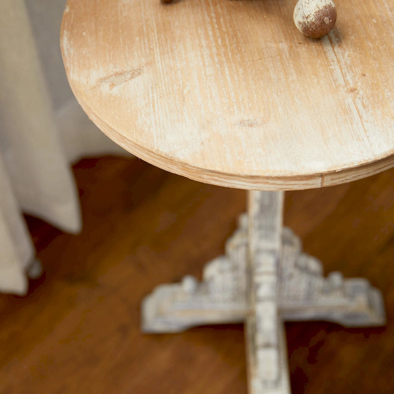 Table d'appoint ou de chevet en bois avec volutes finement sculptées et plateau en bois brun - Gris, blanc, crème