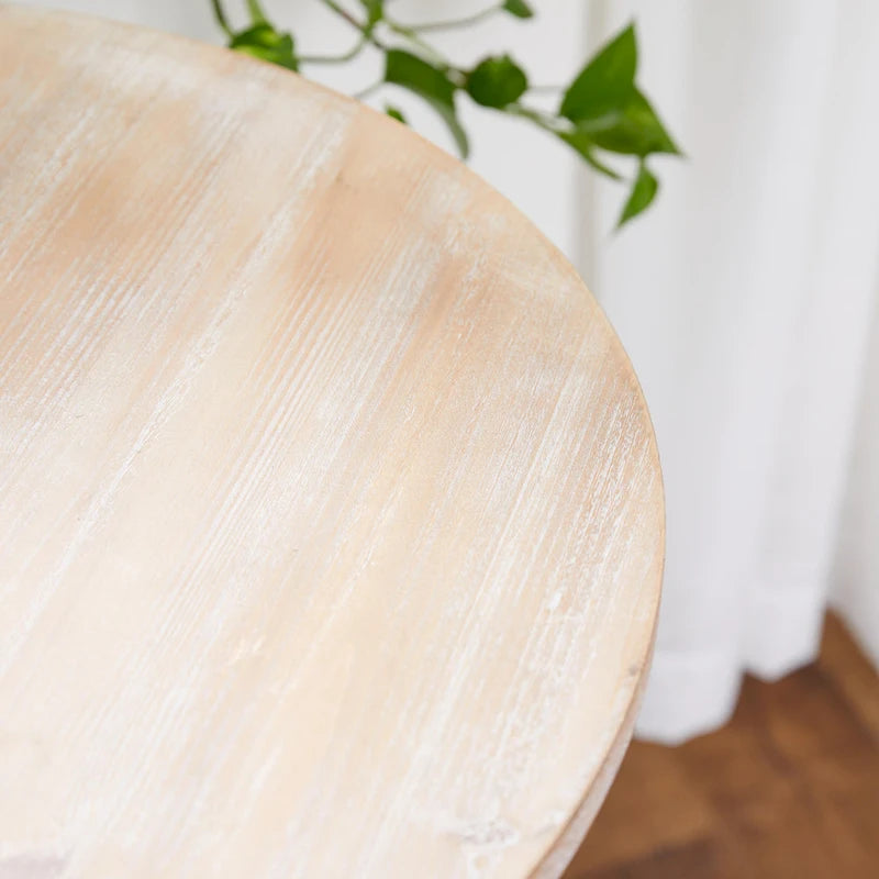 Table d'appoint ou de chevet en bois avec volutes finement sculptées et plateau en bois brun - Gris, blanc, crème